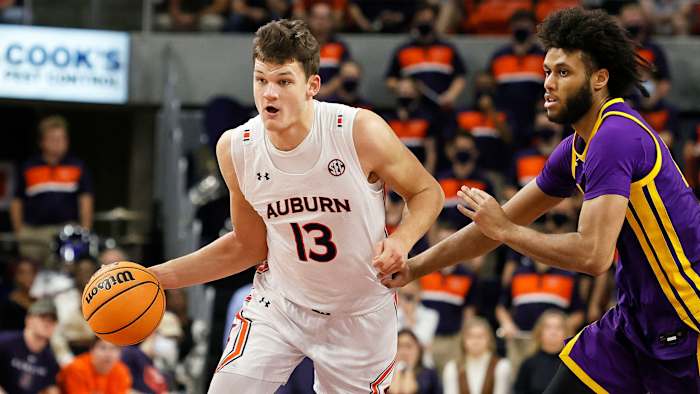 Auburn's Walker Kessler dribbles
